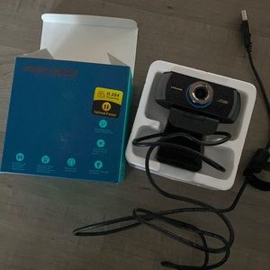 Stream webcam practically brand new. No scratches never used and all black